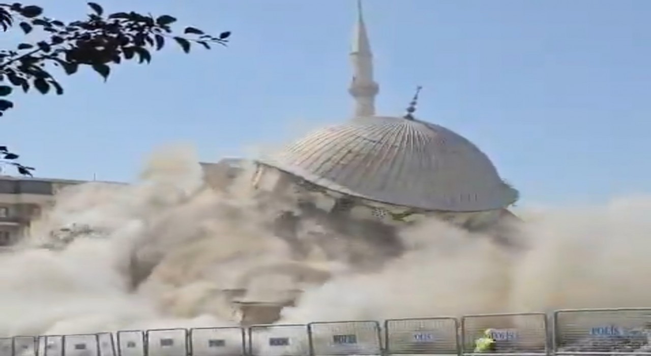 Vanda yarım asırlık camide kontrollü olarak yıkıldı