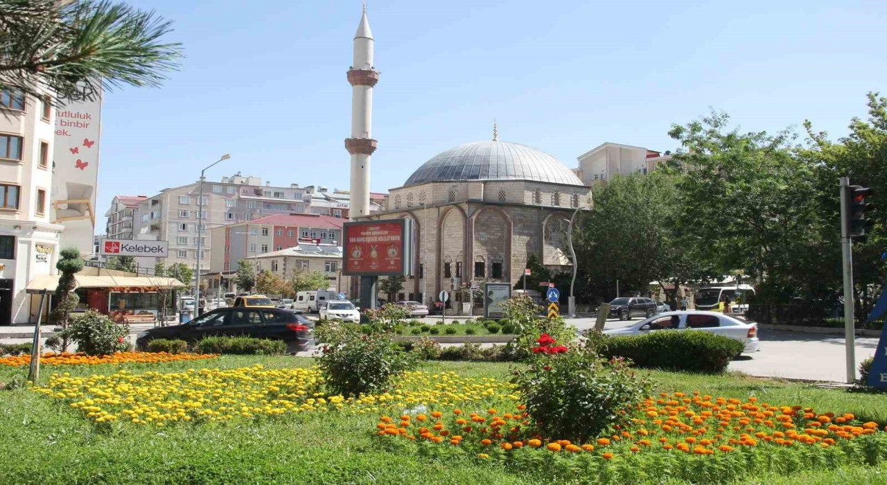 Vandaki cadde ve kavşaklar çiçek açtı