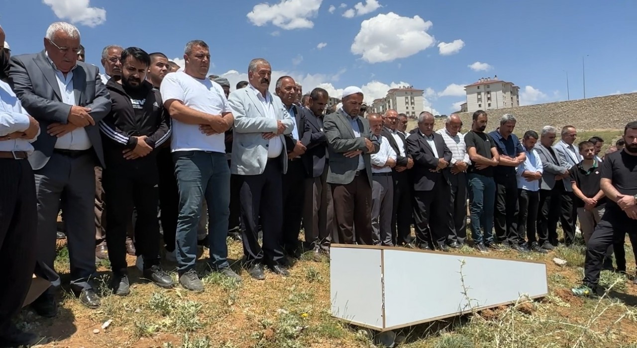 Vandaki silahlı saldırıda hayatını kaybeden Onur Karael toprağa verildi