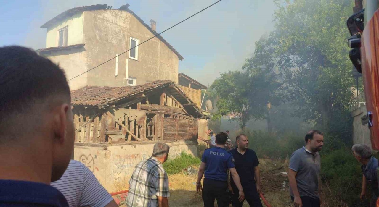 Vezirköprüde ahşap evde yangın