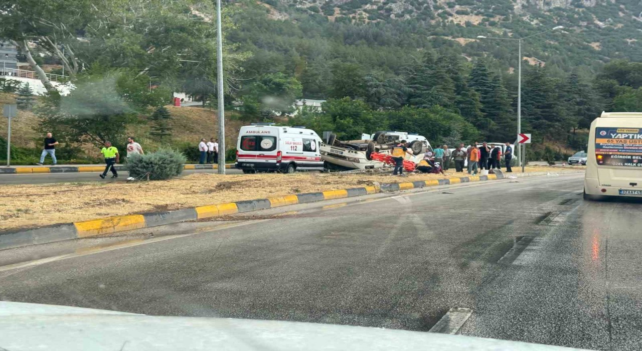 Yağmur nedeniyle kayganlaşan yolda minibüs devrildi: 1i ağır 9 kişi yaralandı