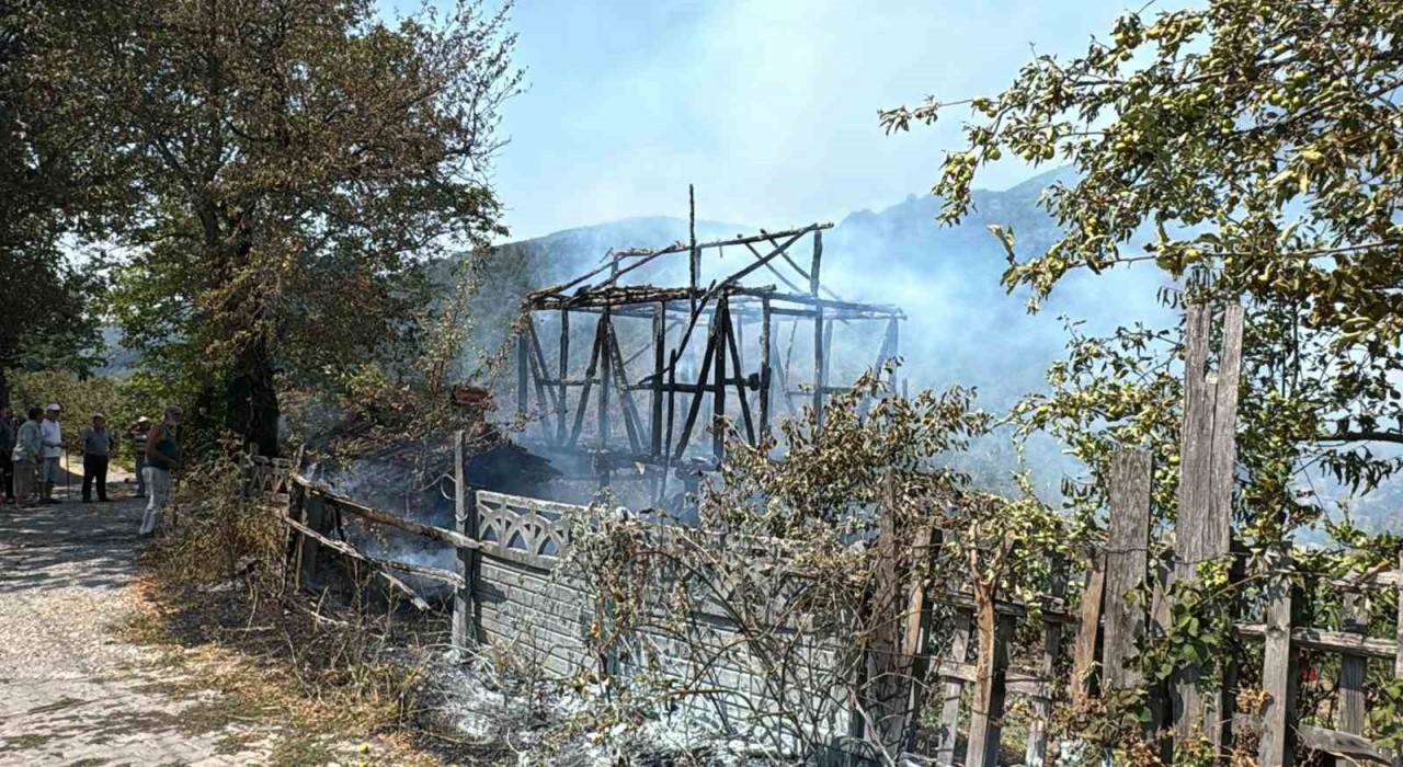 Yakılan anız ahırı yaktı, eve sıçramadan söndürüldü