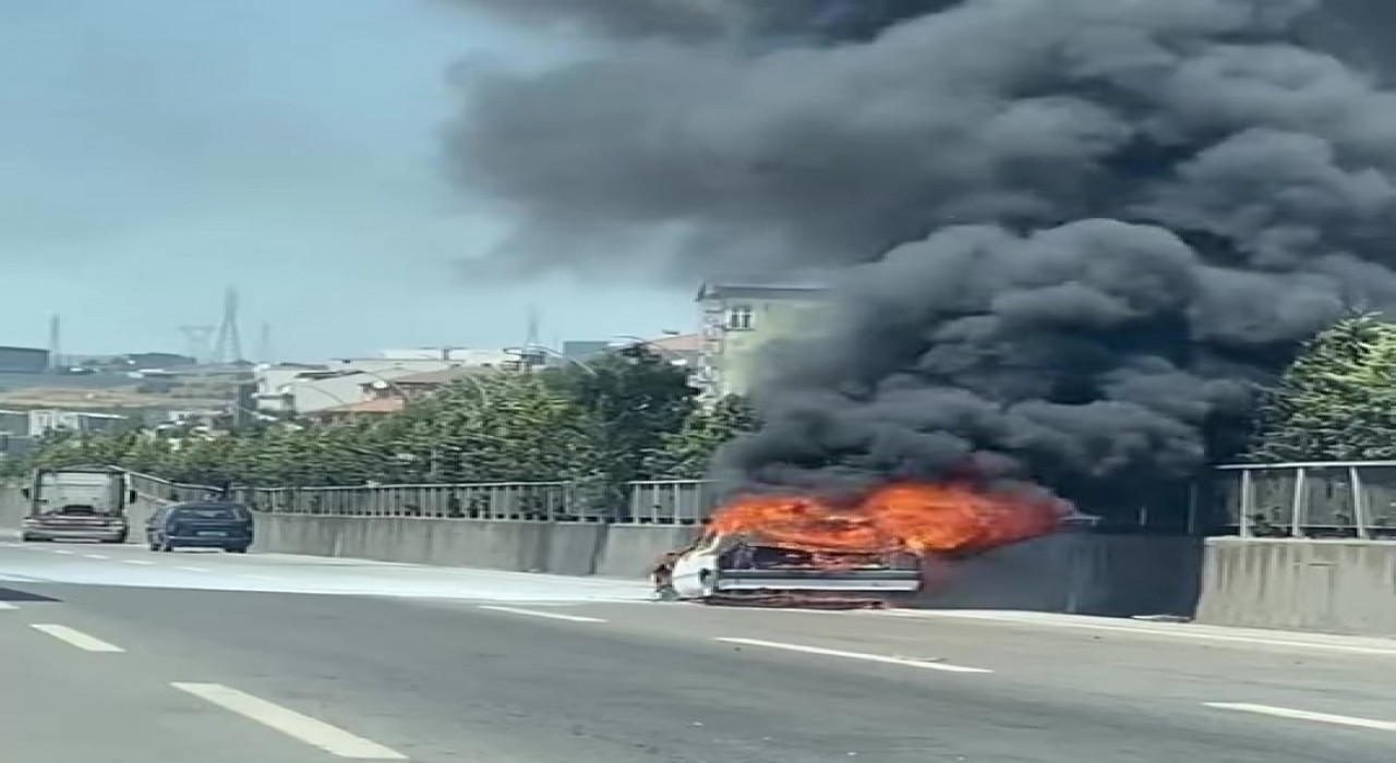 Yanan otomobilden geriye hurda yığını kaldı