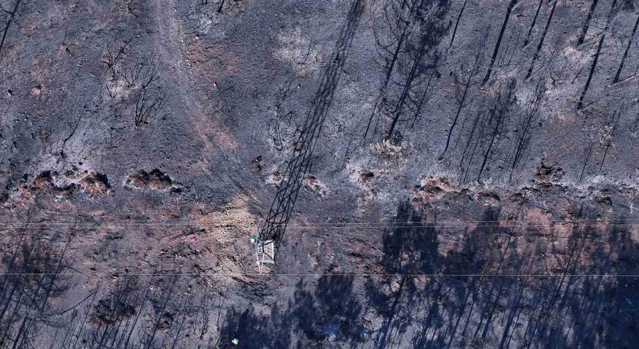 Yangın bölgesinde enerji hatlarının onarımı başladı