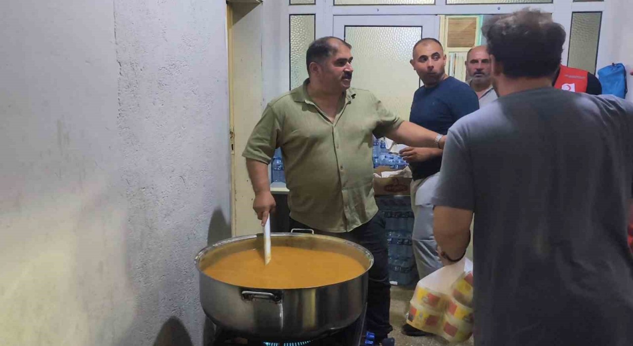 Yangın bölgesindeki muhtar köye gelen yardım ekibine çorba yaptı