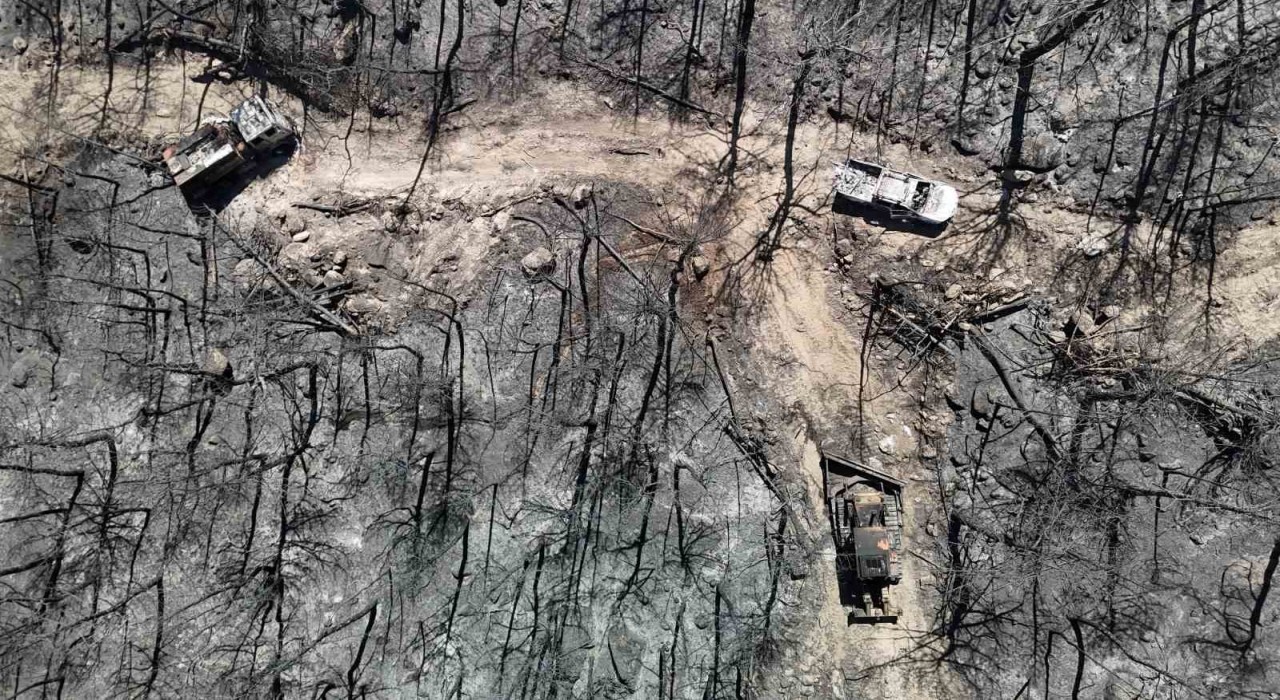 Yangında 10 görevlinin şehit olduğu alandaki araçlar çekiliyor