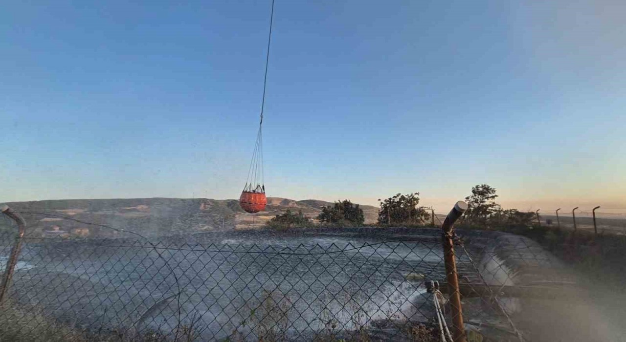 Yangında helikopter suyu havuzdan aldı: Orman yangınına müdahalede zamanla yarış