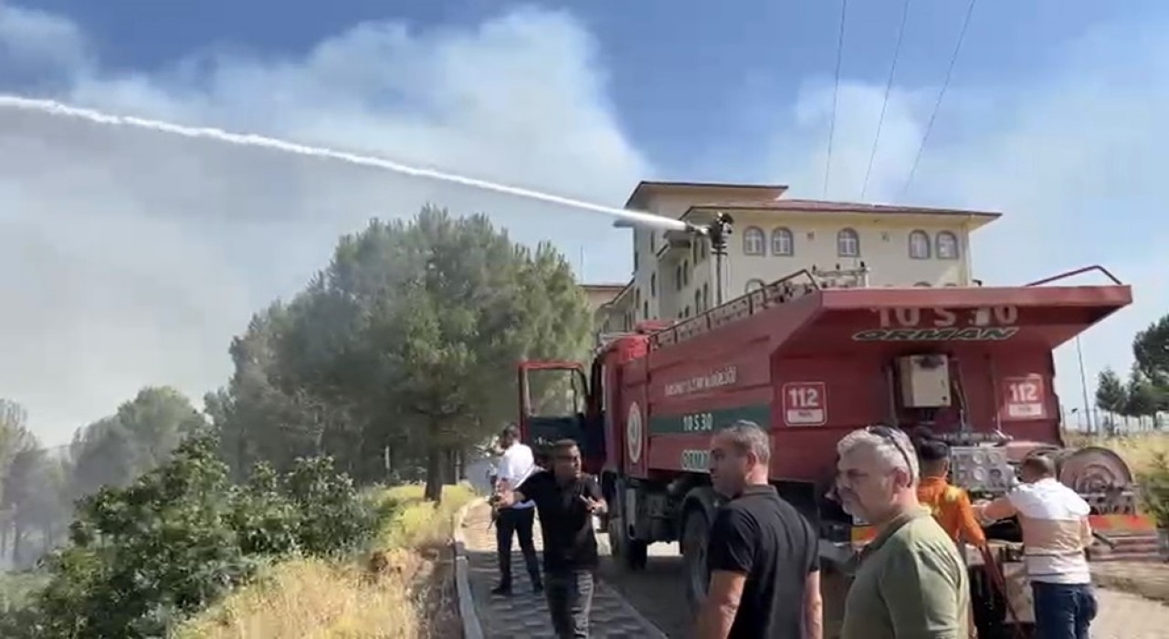 Yangının ilerlediği okul son anda kurtuldu