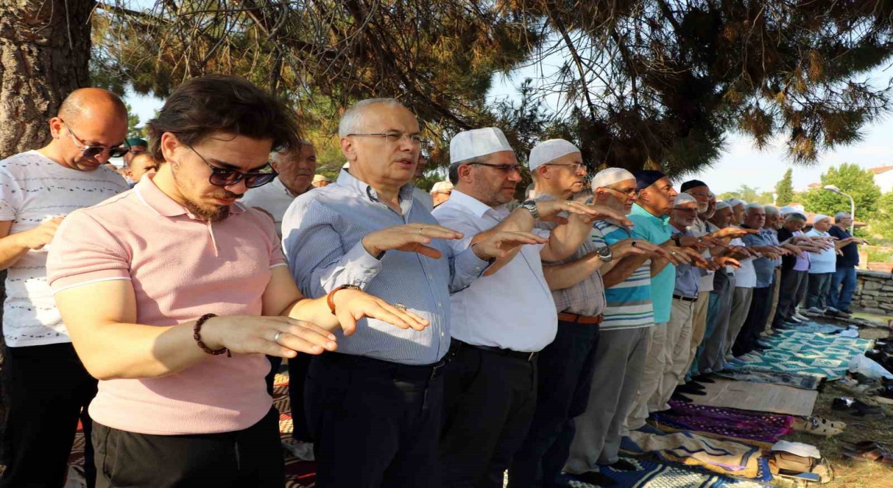 Yangınların devam ettiği Karabükte yağmur duası yapıldı