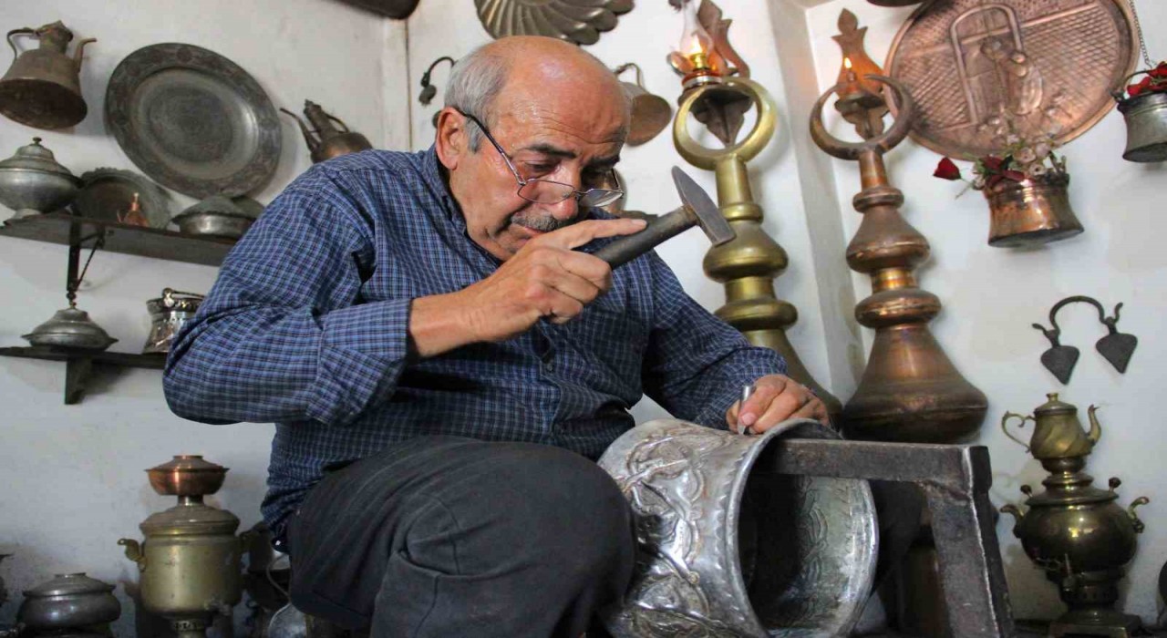 Yarım asırlık usta çekiciyle bakırı işleyerek sanata dönüştürüyor