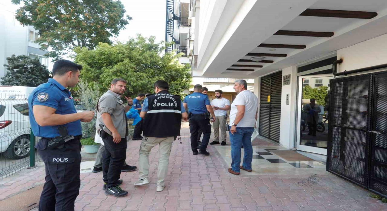 Yaşadığı dairede boğazı kesilmiş olarak bulundu