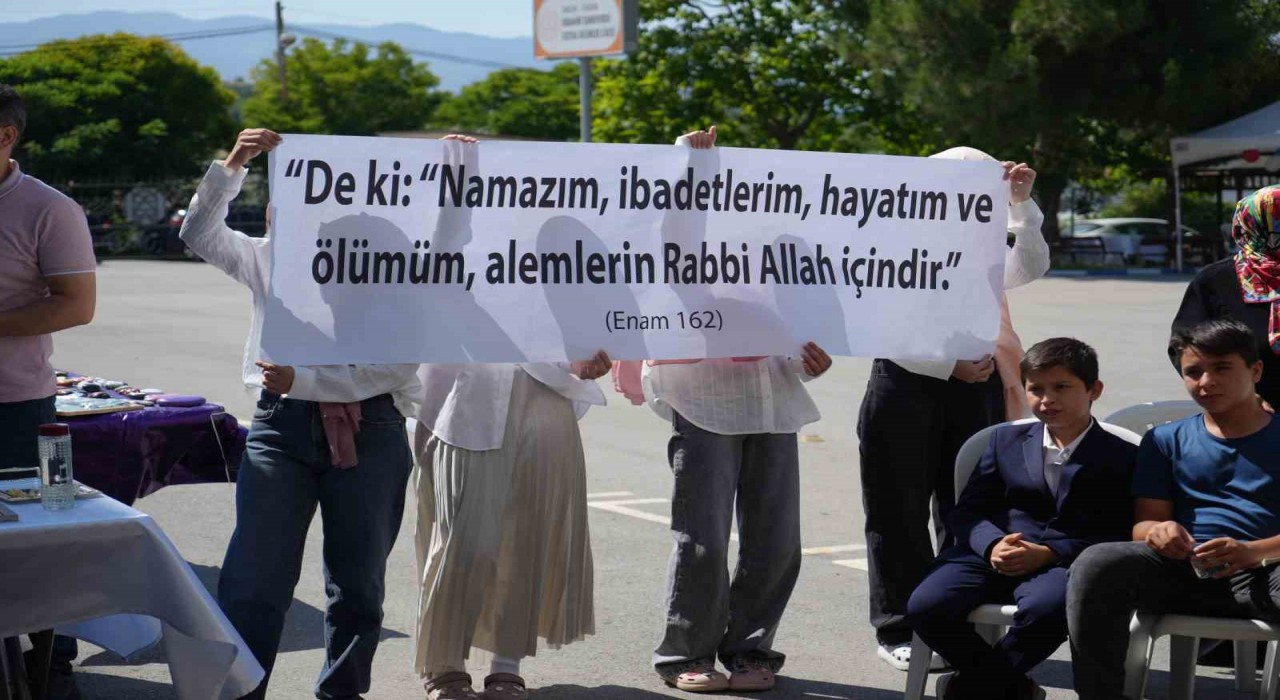 Yatılı yaz Kuran kursu öğrencilerinden coşkulu final: İTÜdeki pankartı açtılar