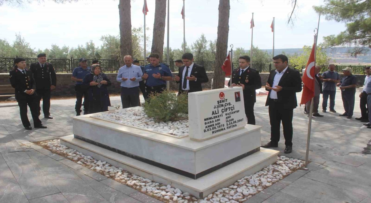 Yavuzelinde 15 Temmuz şehitleri anma programı kapsamında şehitlik ziyaret edildi
