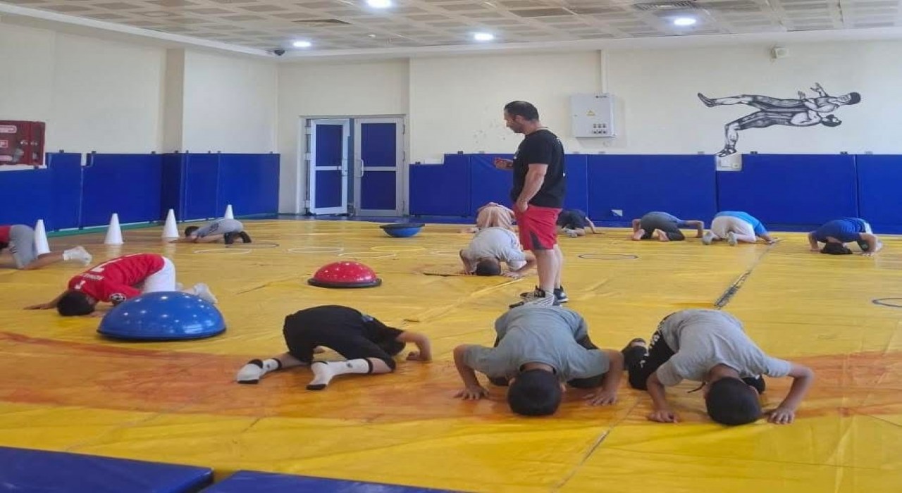 Yaz spor okullarıyla Muşta güreş kültürü gençlere aktarılıyor