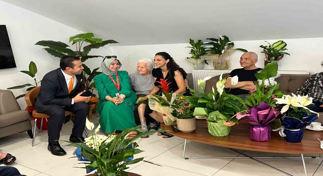 Yeni görevlerine anlamlı dokunuşla başladılar: Tebrik çiçekleri yaşlı bakım merkezine gitti