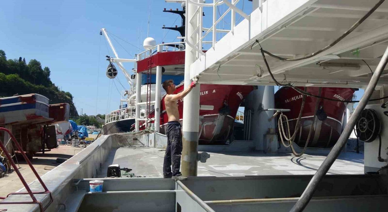 Yeni sezon öncesi teknelerde boya ve bakım mesaisi sürüyor