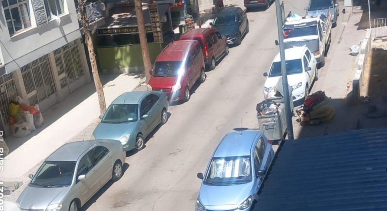 Yenimahallede toplanmayan çöplere mahalle sakinleri tepki gösterdi