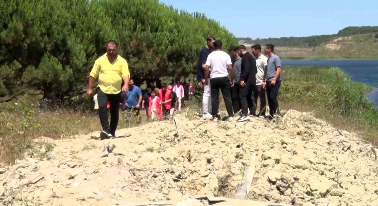 Yeşilel Derneği, İBBnin hafriyat döküm sahası ilan ettiği Mavi Gölde eylem yaptı