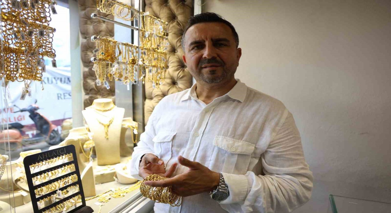 Yılların sarrafından yeni evlenecek çiftlere altın değerinde burma bilezikten vazgeçmeyin tavsiyesi