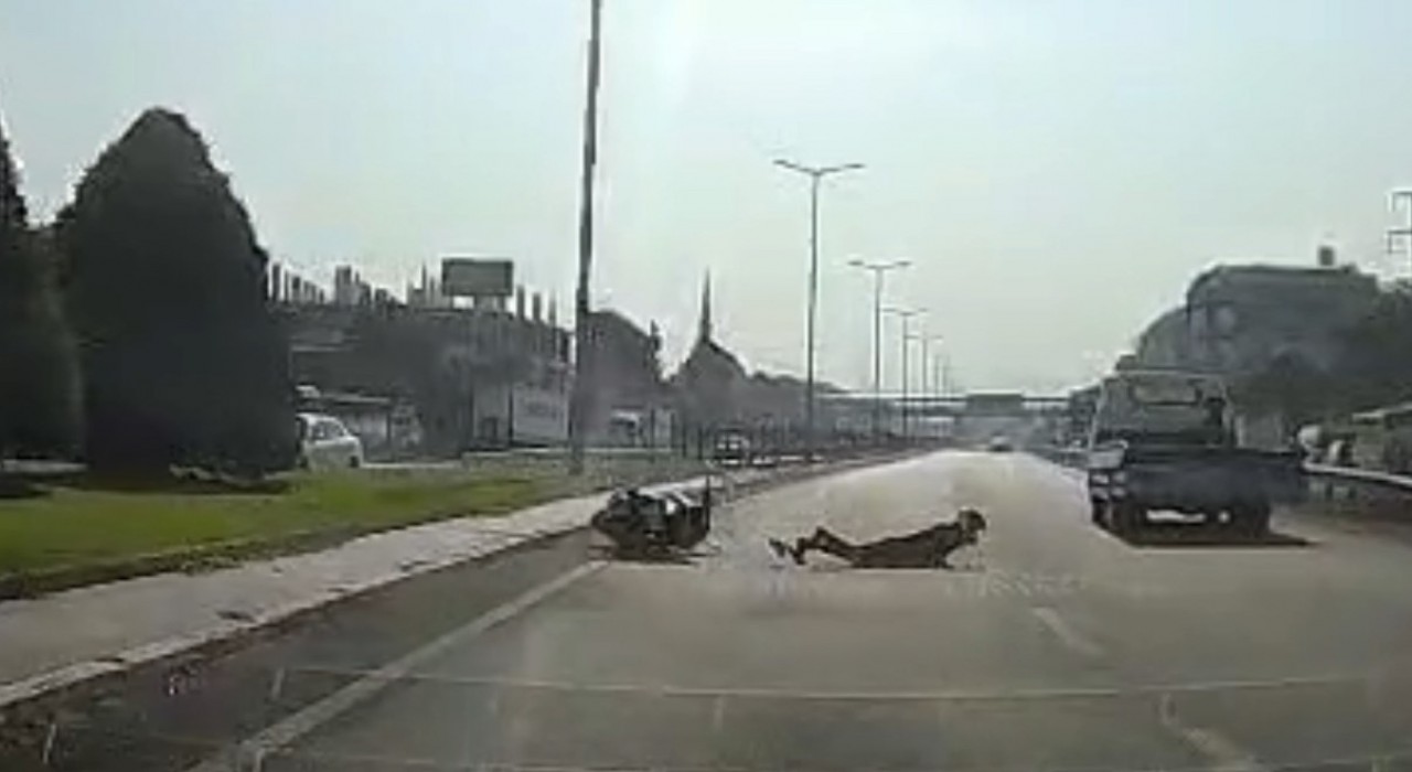 Yola biran da çıkan çekiciye motosiklet çarptı