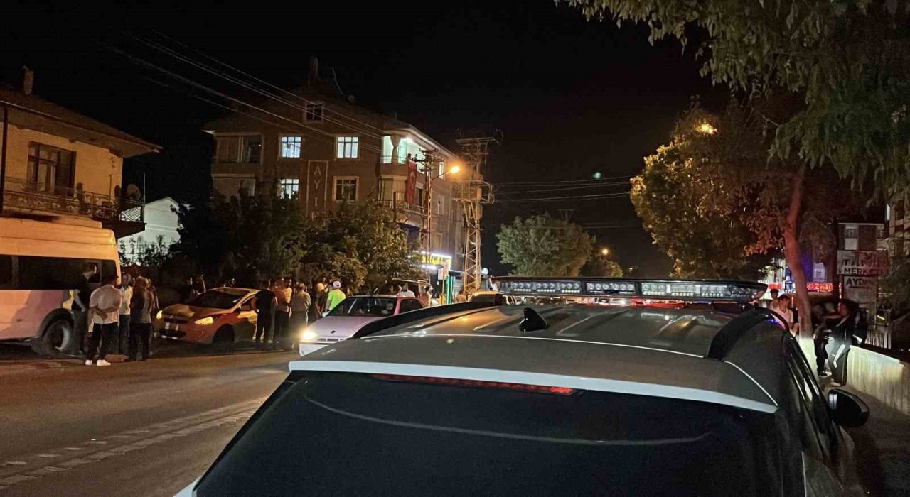 Yola fırlayan çocuğa iki otomobil çarptı