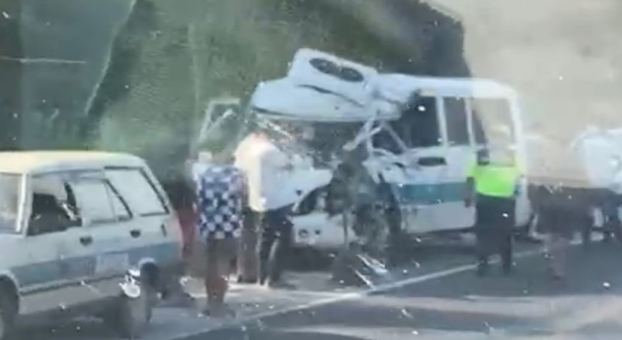 Yolcu minibüsü kamyonla çarpıştı: 2si Ağır 4 Yaralı