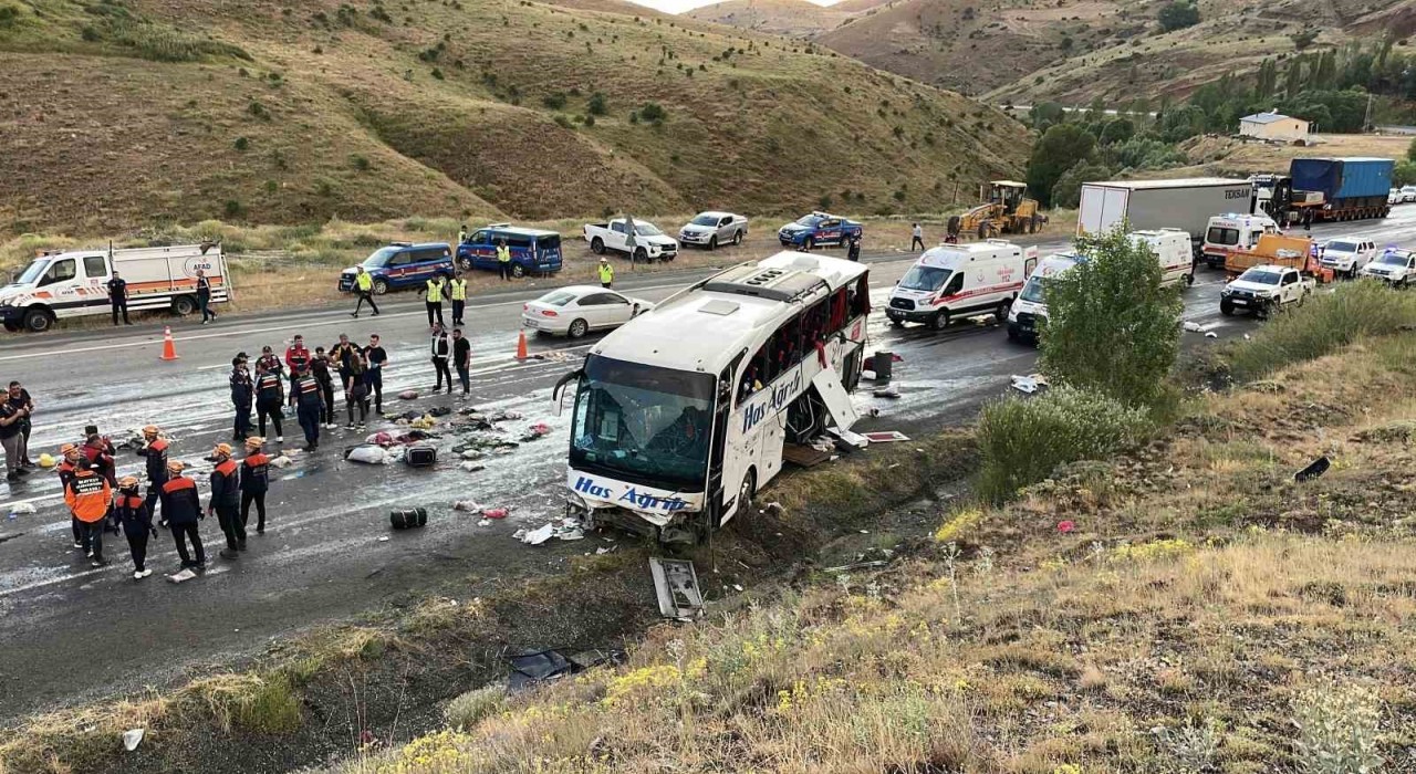 İmranlı’da Otobüs Kazası: 4 Ölü, 33 Yaralı