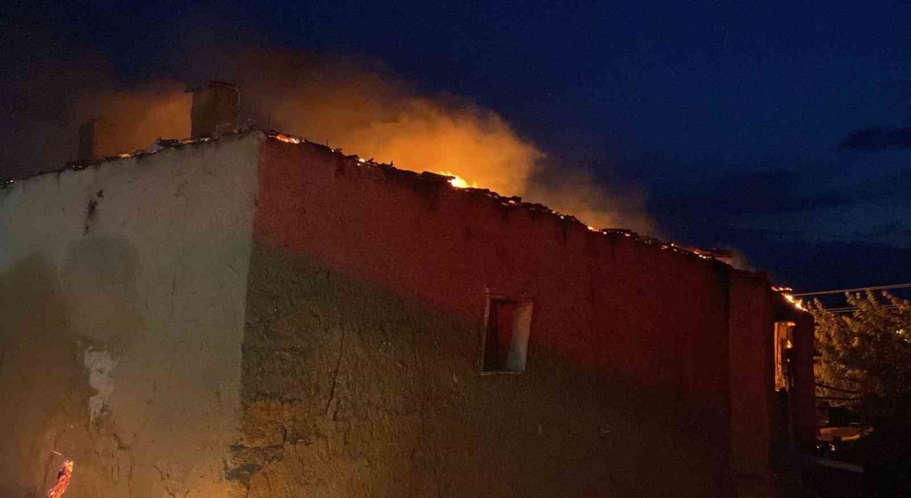 Yozgattaki yangında ev kullanılamaz hale geldi