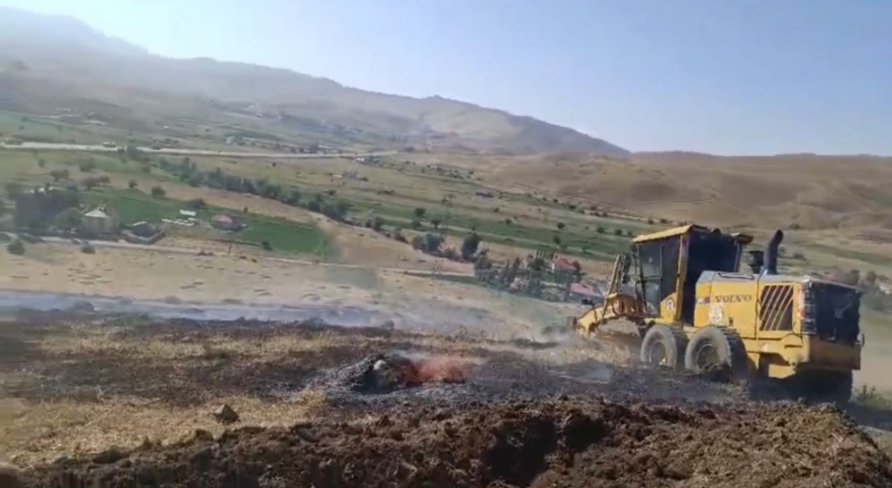 Yüksekovada anız yangınına kepçeli müdahale