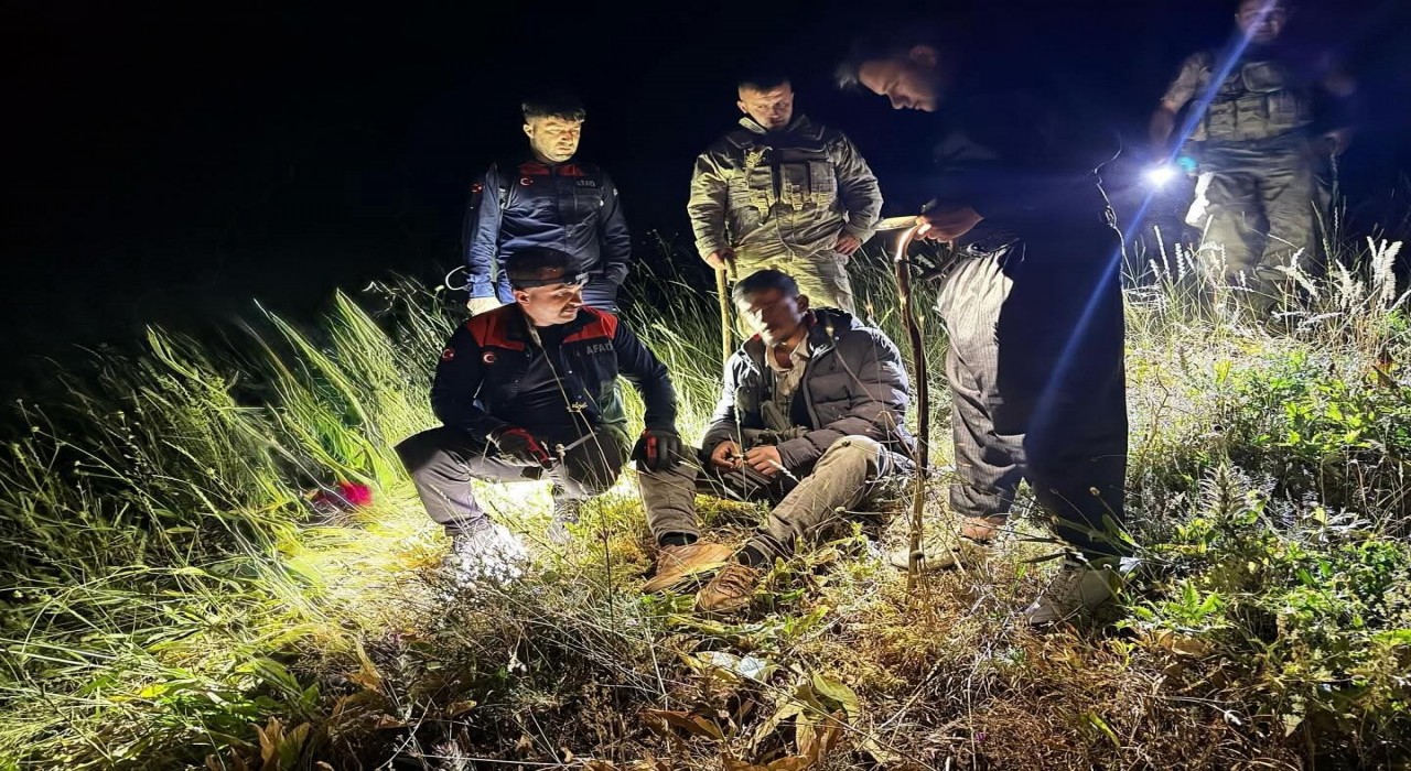 Yüksekovada rahatsızlanarak dağda mahsur kalan çoban hastaneye kaldırıldı