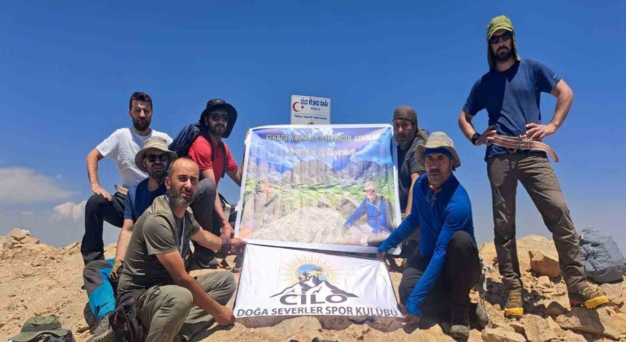 Yüksekovalı dağcılar Türkiyenin ikinci en yüksek noktasına zirve tırmanışı yaptı
