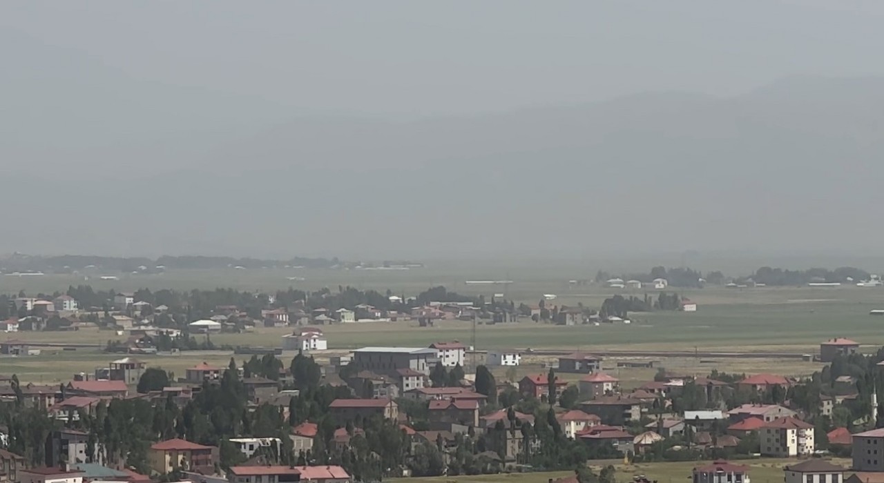 Yüksekovanın dağları toz bulutu altında kaldı