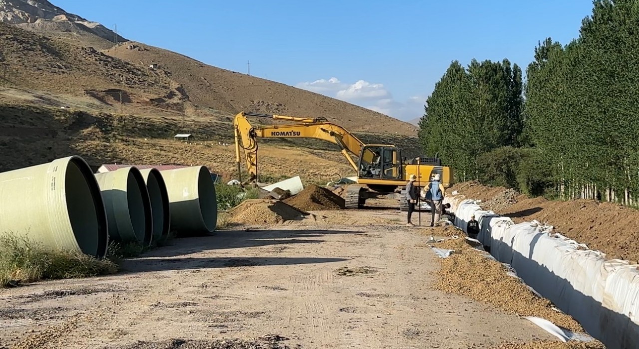 Yüksekovanın tarımı için boru döşeme çalışmaları sürüyor