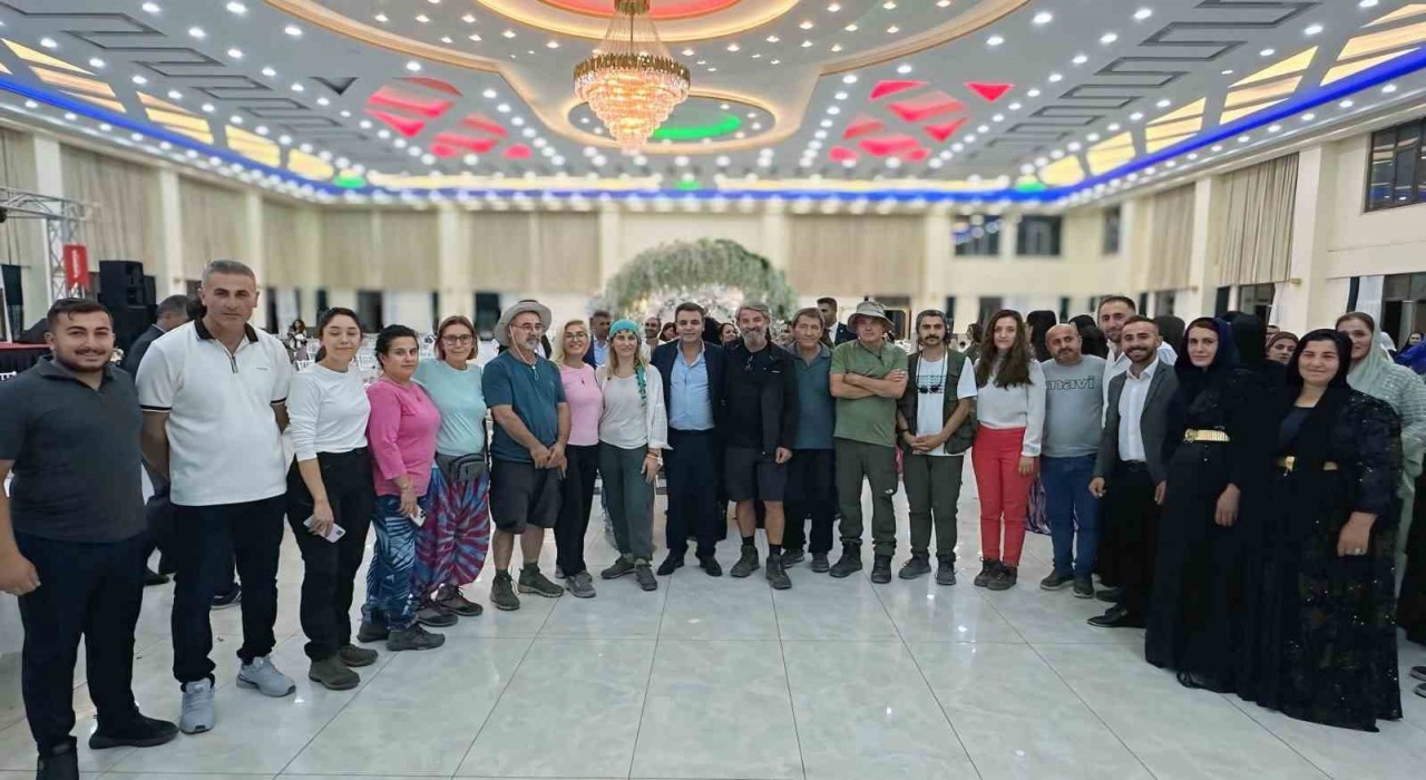 Yüksekovayı gezen yerli turistler düğünde halay çekti