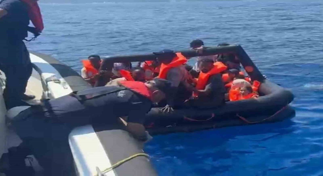Yunanistanın geri ittiği can sallarındaki düzensiz göçmenler kurtarıldı