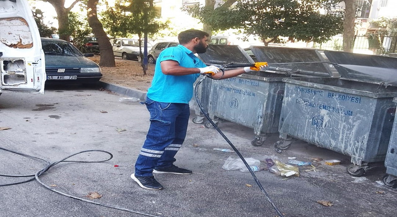 Yunusemrede çöp konteynerleri dezenfekte ediliyor
