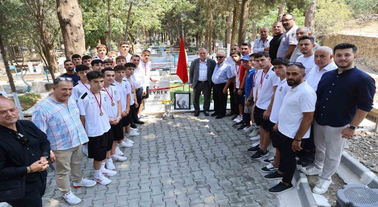 Yunusemrenin U17leri şampiyonluk kupasıyla Ferdi Zeyrekin mezarına gitti