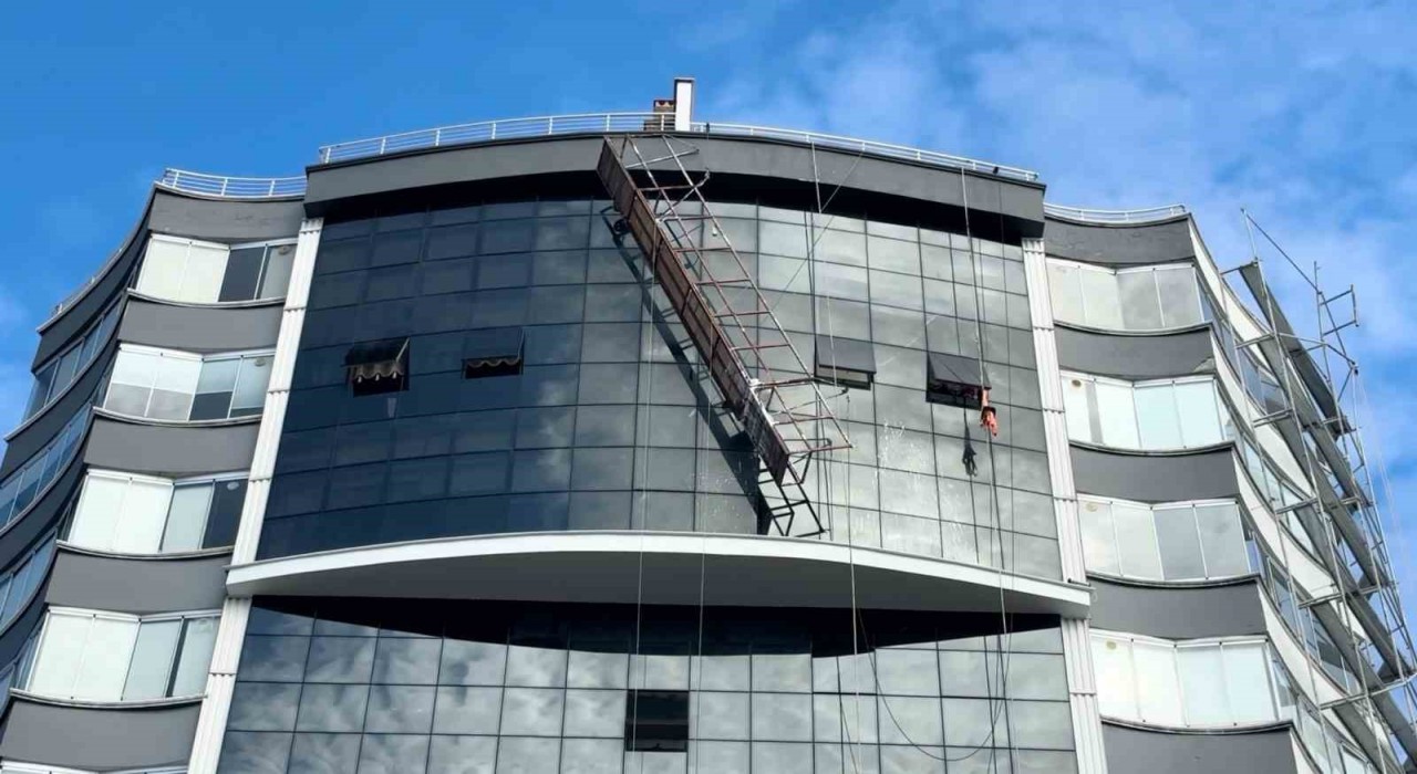 Yürekleri ağza getiren görüntü: 11. katta iskele koptu, işçiler ölümden döndü