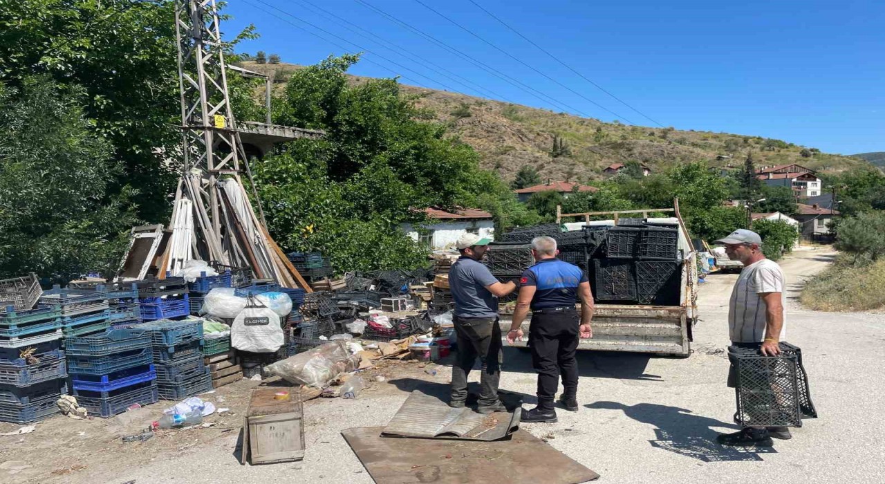 Zabıta çevreye hurda ve mobilya eşyası atan kişiyi suçüstü yakaladı, bir de üstüne seyyar kavun karpuz satıcısı çıktı