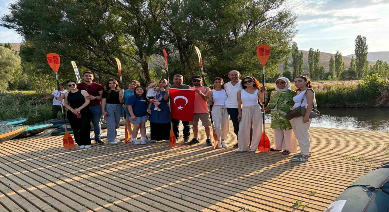 Zamantı Irmağında şehit yakınları ve gaziler ücretsiz kanoya bindirildi