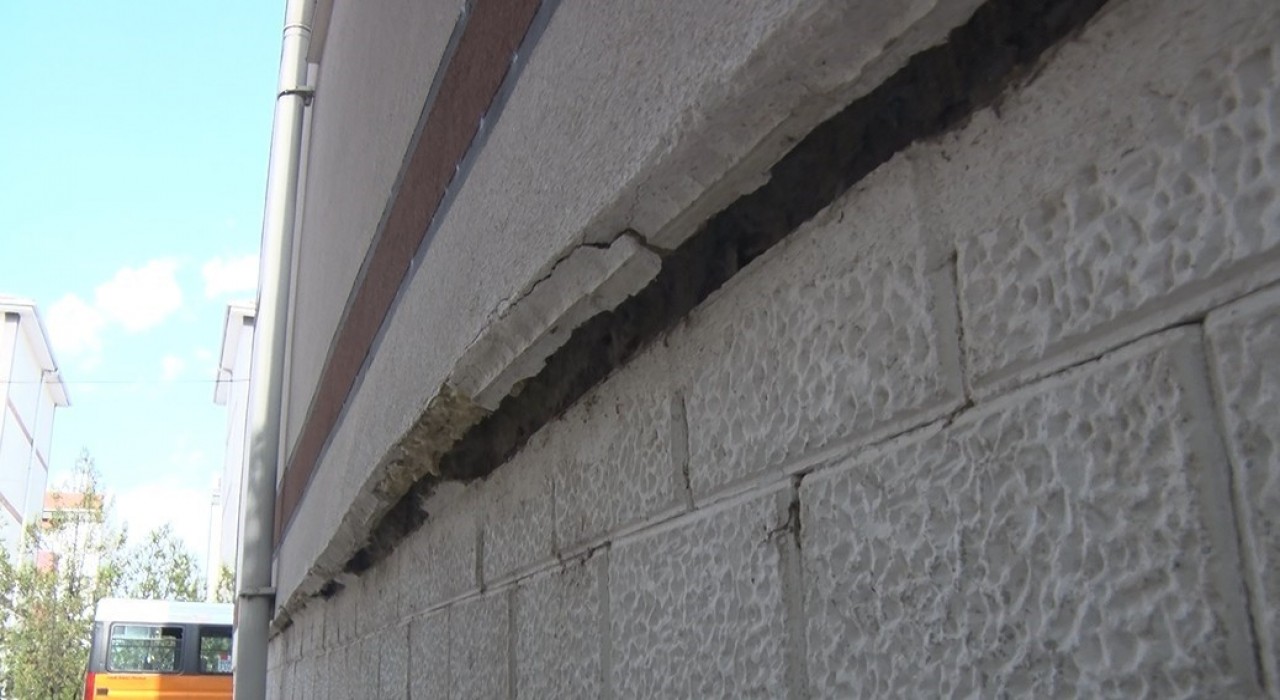 Zemin kayıyor, duvarlar çatlıyor: Ankarada duvarları çatlayan binada önlem alınması talebi