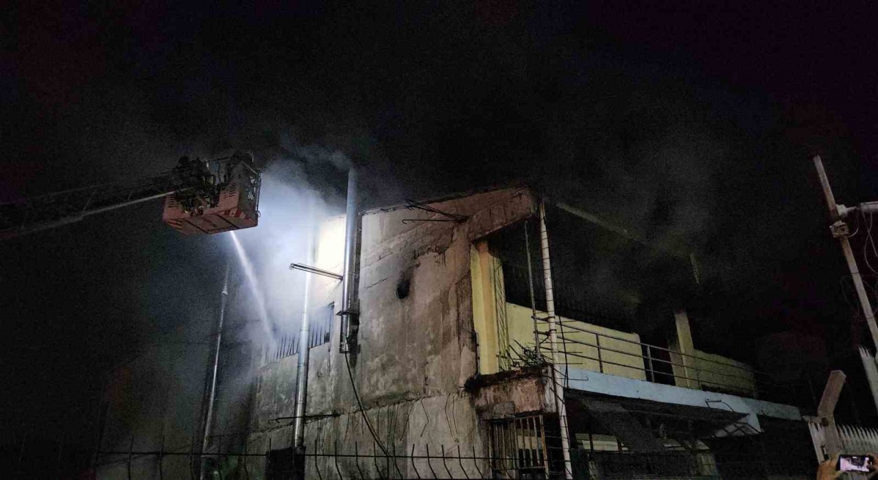 Zeytinburnunda atölye alevlere teslim oldu