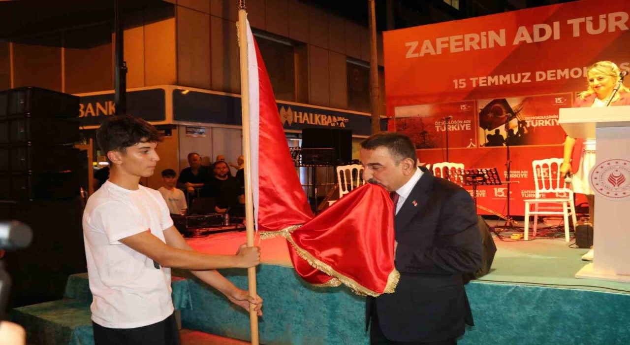 Zonguldakta 15 Temmuzun yıldönümünde demokrasi nöbeti tutuldu