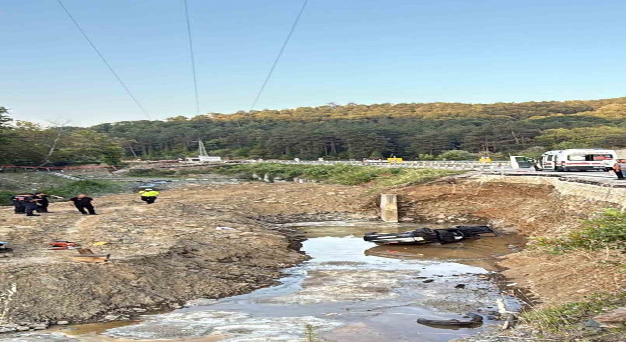 Zonguldakta otomobil dereye uçtu: Baba-oğul hayatını kaybetti