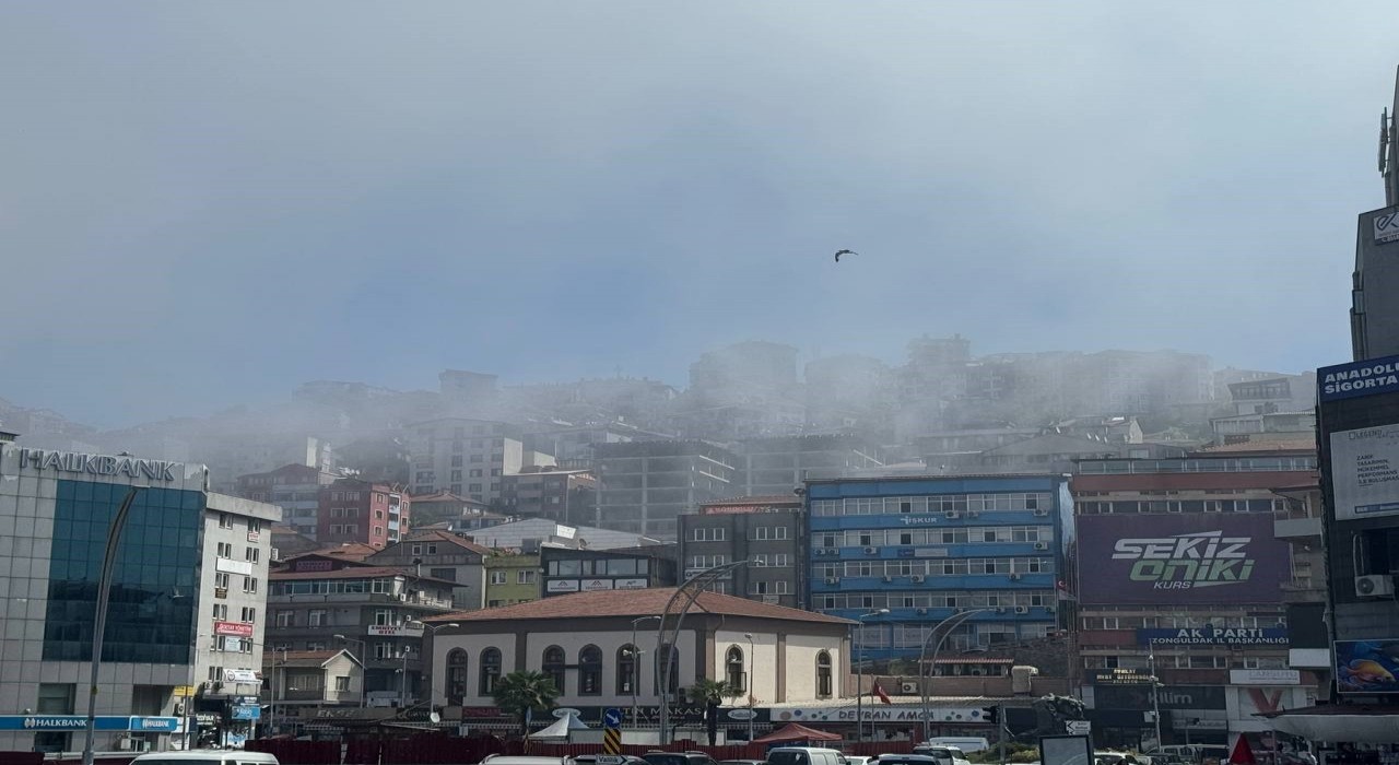 Zonguldakta soğuk hava kenti beyaza bürüdü