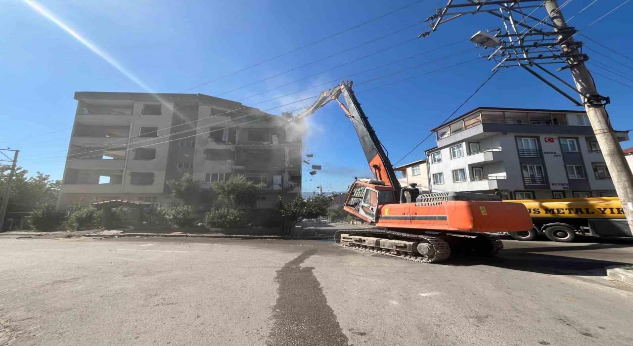 1999 depreminde ağır hasar gören binaya ilk kepçe vuruldu
