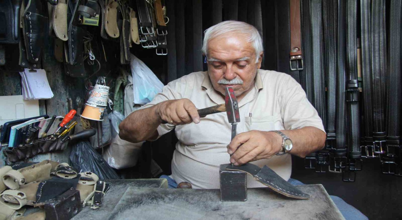 2 metrekarelik dükkanında 60 yıldır baba mesleğini yaşatıyor