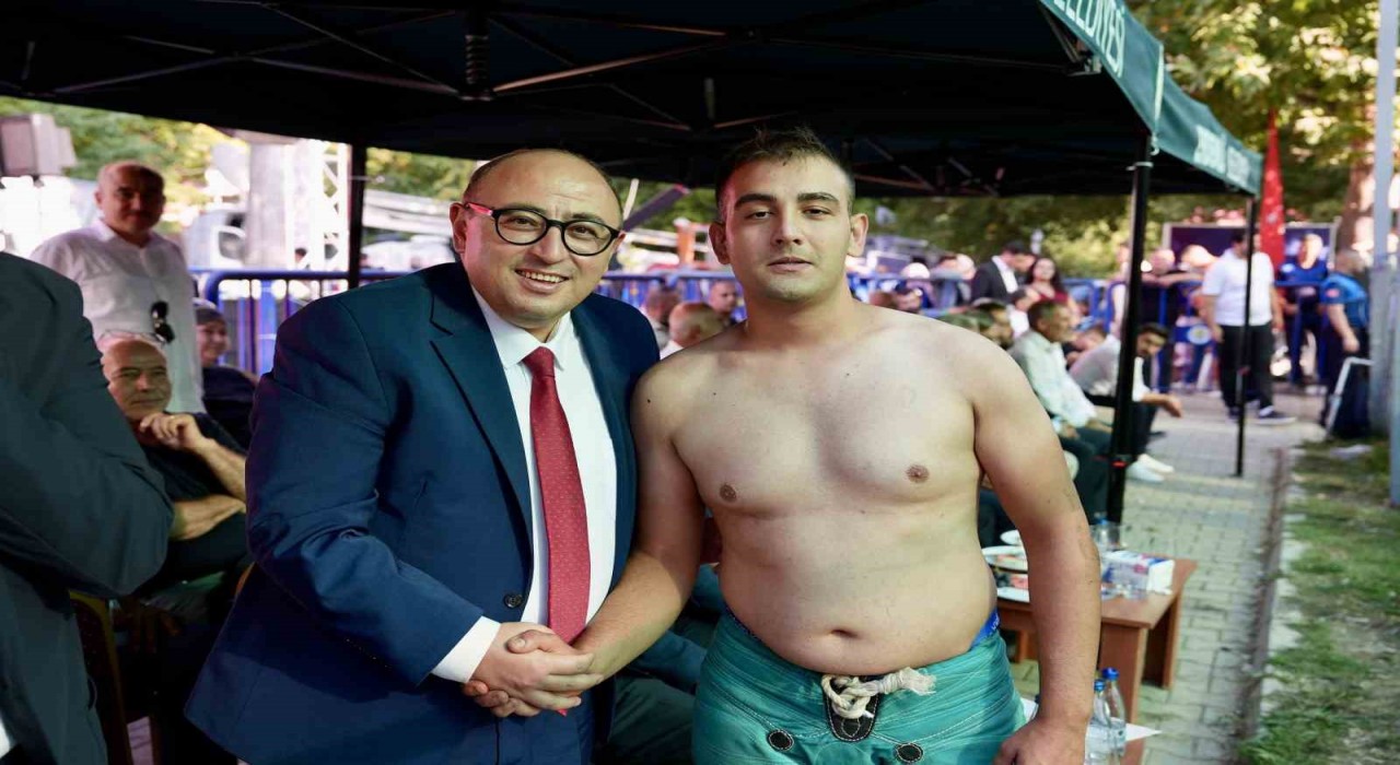 250den fazla pehlivan katıldı: Yörüklerin güreşi renkli geçti