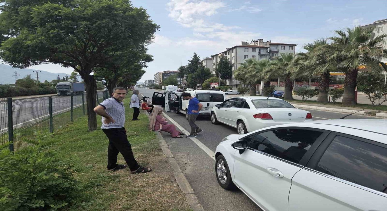 3 otomobil bir birine girdi, 1 bebek ve çocuk yaralandı