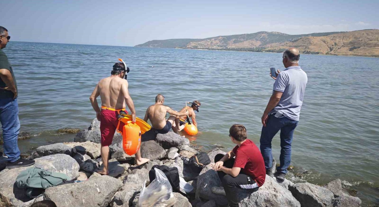30 Ağustosta Van Gölünde 6 kilometre yüzdüler